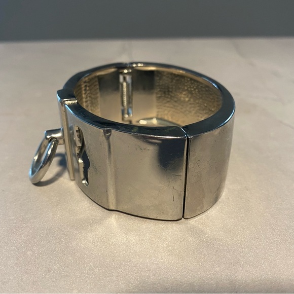 Silver Metal Bracelet with Keyhole Design - Picture 2 of 7